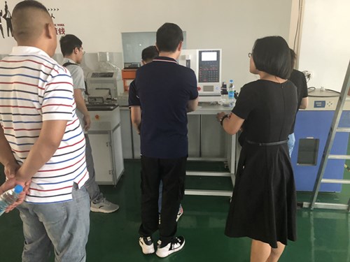 浙江杭州客戶來我司驗收全自動彈簧拉壓力試驗機